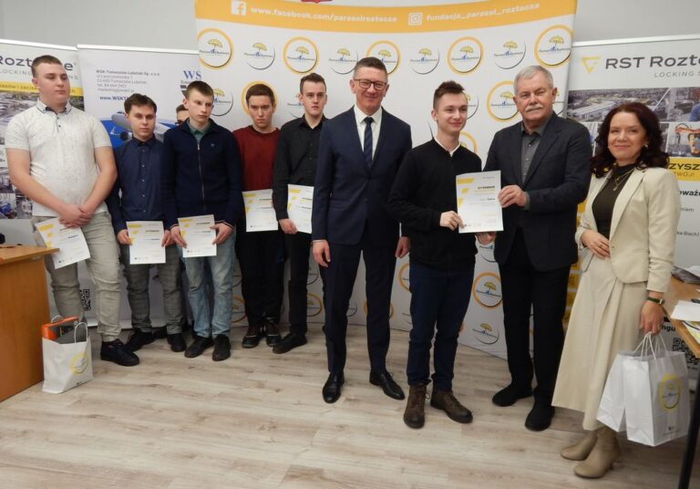 Read more about the article WRĘCZENIE STYPENDIÓW FUNDACJI PARASOL ROZTOCZA