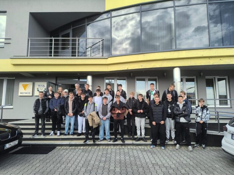 Read more about the article ZAJĘCIA ZAWODOZNAWCZE U LOKALNYCH PRACODAWCÓW. FIRMA RST ROZTOCZE