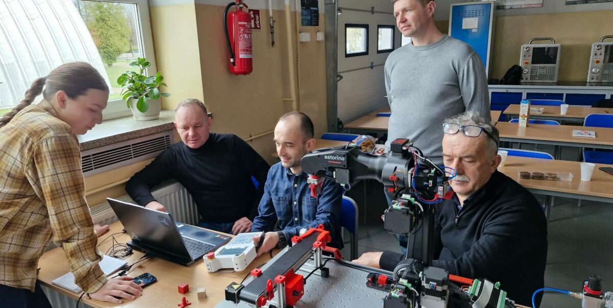 OPERATOR – PROGRAMISTA ROBOTÓW PRZEMYSŁOWYCH