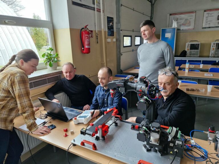 Read more about the article OPERATOR – PROGRAMISTA ROBOTÓW PRZEMYSŁOWYCH